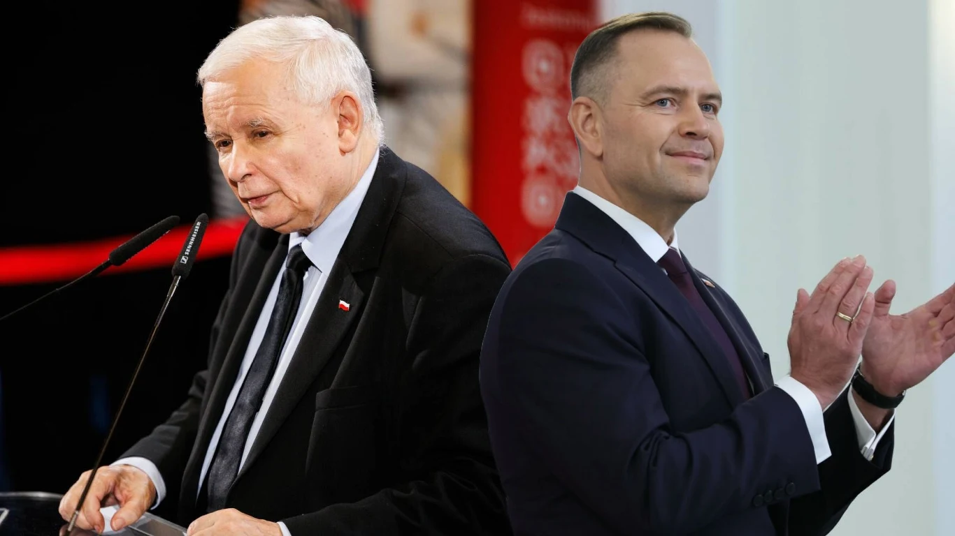 Prezes PiS Jarosław Kaczyński oraz prezydent RP Karol Nawrocki Dwóch mężczyzn w garniturach, jeden stojący przy mównicy z mikrofonem, drugi klaszczący, obaj w tle z elementami oficjalnej scenografii.