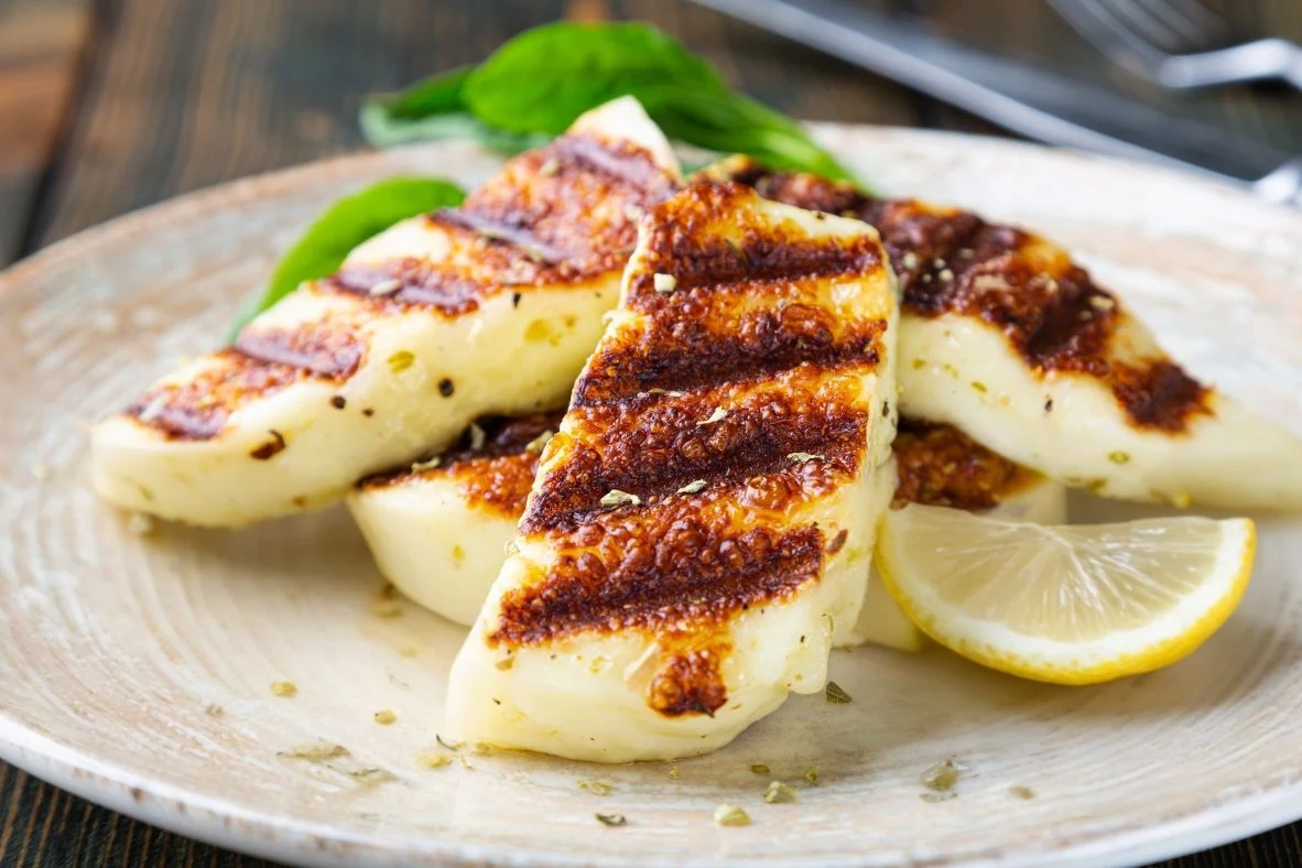 Ser halloumi z grilla to jedna z najpopularniejszych wegetariańskich przekąsek