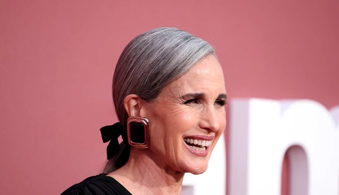 Andie MacDowell z dumą eksponuje siwe włosy 