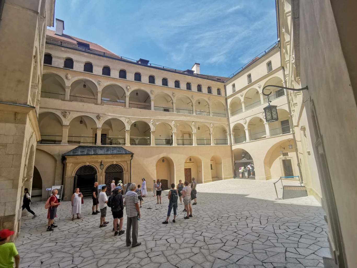 Zamek Pieskowa Skała — to architektoniczna renesansowa perełka, którą warto zobaczyć na własne oczy Zamek Pieskowa Skała — to architektoniczna renesansowa perełka, którą warto zobaczyć na własne oczy