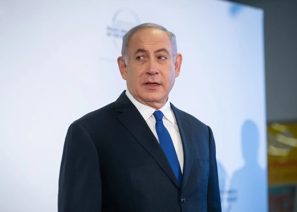 Izrael zamierza przejąć kontrolę nad Strefą Gazy? Netanjahu z jasną deklaracją Mężczyzna w średnim wieku w eleganckim garniturze z niebieskim krawatem stoi na tle jasnej ścianki, przy czym spogląda lekko w bok.