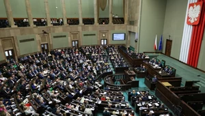 Nowy sondaż partyjny. Ostra walka na szczycie, trzy partie poza Sejmem