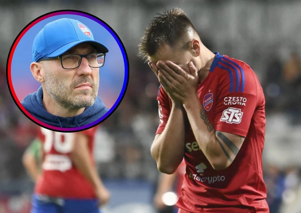 Piłkarz drużyny Raków Częstochowa w czerwonym stroju zakrywa twarz dłońmi, wyrażając rozczarowanie, na pierwszym planie widoczne są emocje. W okręgu widnieje zbliżenie trenera w niebieskiej czapce i okularach.