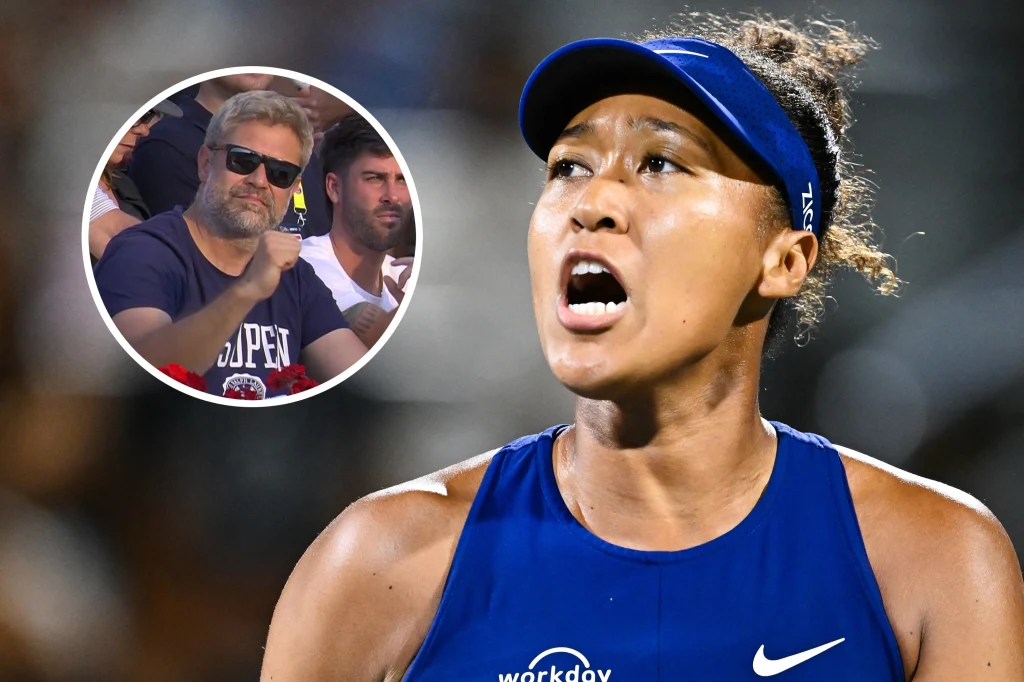 Naomi Osaka i Tomasz Wiktorowski Tenisistka w niebieskiej koszulce i czapce z daszkiem energicznie reaguje podczas meczu, w tle widoczne rozmyte światła oraz wstawka pokazująca kibica w okularach przeciwsłonecznych, siedzącego na trybunach.