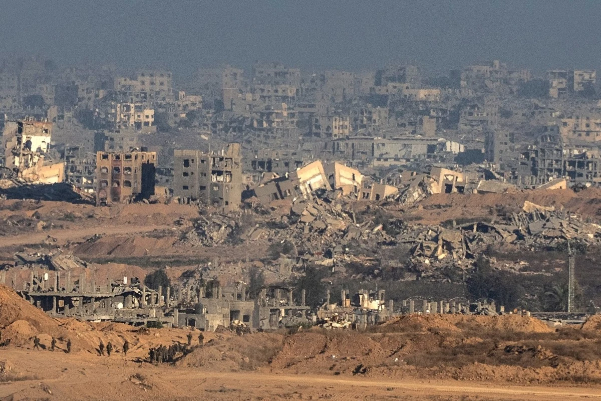 Izrael planuje okupację miasta Gaza Ruiny zniszczonego miasta, z wieloma budynkami całkowicie lub częściowo zawalonymi, warstwa gruzu i pustkowia widoczna na pierwszym planie podkreśla rozległość zniszczeń.