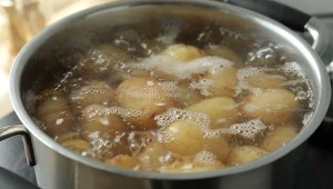 Trik mojej babci rozwiąże sprawę w sekundę. Gotujące się ziemniaki więcej nie wykipią 