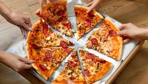 Co powiesz na pizzę albo burgera wieczorem? W pakiecie udar i nie tylko