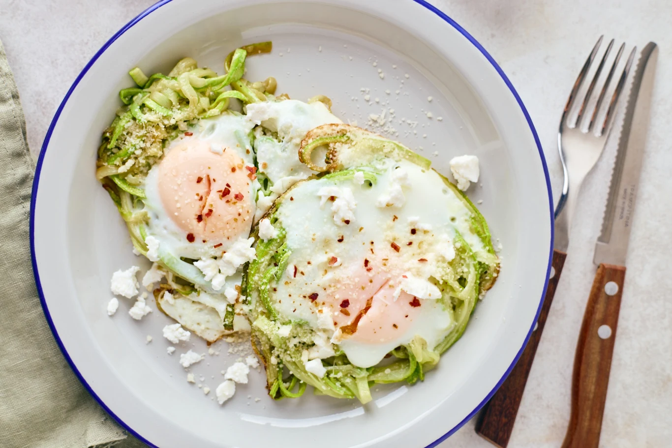 Jajka na cukinii to proste śniadanie, które dostarczy niezbędnych składników odżywczych