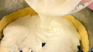 Wykładam borówki na ciasto i zalewam masą budyniową. Prosty przepis 