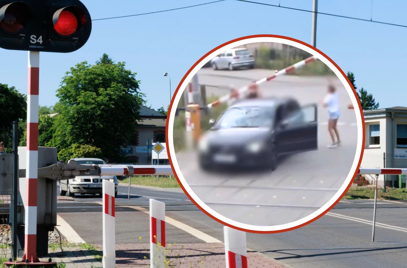 Volvo utknęło na przejeździe kolejowym w Chechle Pierwszym po zignorowaniu czerwonego światła przez kierującą. Samochód osobowy zatrzymany tuż przed zamkniętym szlabanem na przejeździe kolejowym, z otwartymi drzwiami kierowcy oraz osobą stojącą obok pojazdu, dodatkowo widoczne są sygnalizatory kolejowe oraz drugi pojazd oczekujący po drugiej stronie torów.