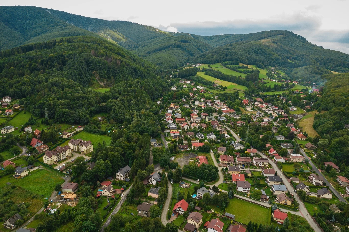Ustroń to uzdrowisko malowniczo położone w Beskidzie Śląskim. Jakie atrakcje oferuje?