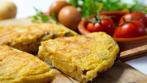 Masz ziemniaki, jajka i cebulę? Zrób boskie danie, które kochają Hiszpanie