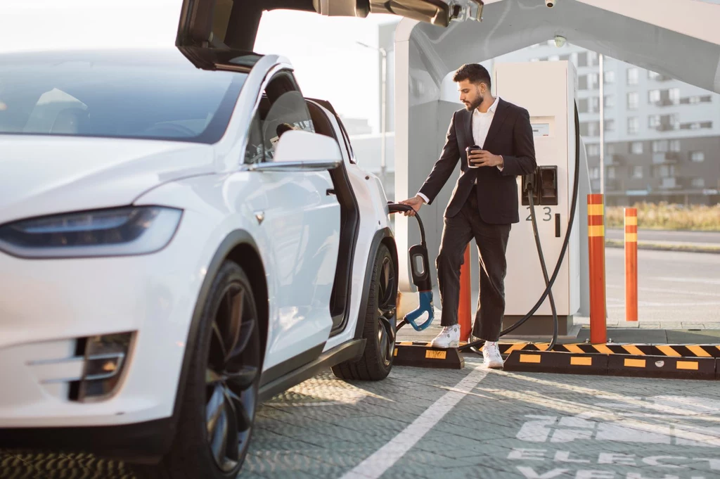 Zwrot kosztów używania samochodu elektrycznego przez pracownika stanowi dla niego przychód podlegający opodatkowaniu.