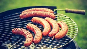 Wszyscy to robią z kiełbasą przed grillem, a potem żałują. Błąd numer jeden