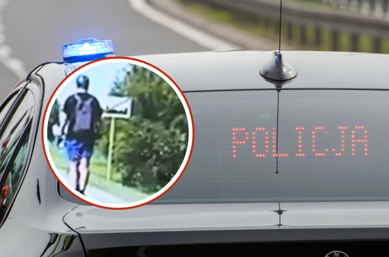 Patrol drogówki zarejestrował jazdę hulajnogą 43 km/h po jezdni. Radiowóz policyjny z włączonym niebieskim kogutem stojący na jezdni przy barierkach, na tylnej szybie wyświetlony napis 'POLICJA'. W okrągłym powiększeniu widoczna sylwetka mężczyzny idącego poboczem drogi, ubrany w czapkę, plecak i krótkie spodenki.