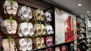 Marka Crocs zmaga się ze spadkiem sprzedaży obuwia