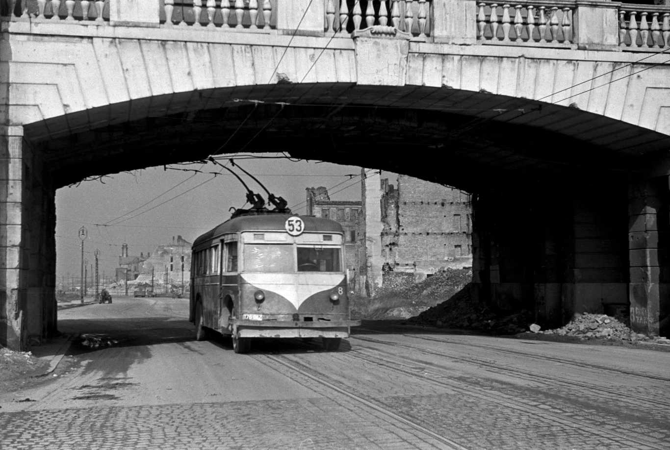 Zniszczona jeszcze Warszawa, rok 1949. Trolejbus przejeżdża pod budynkiem Sądu Okręgowego Zniszczona jeszcze Warszawa, rok 1949. Trolejbus przejeżdża pod budynkiem Sądu Okręgowego