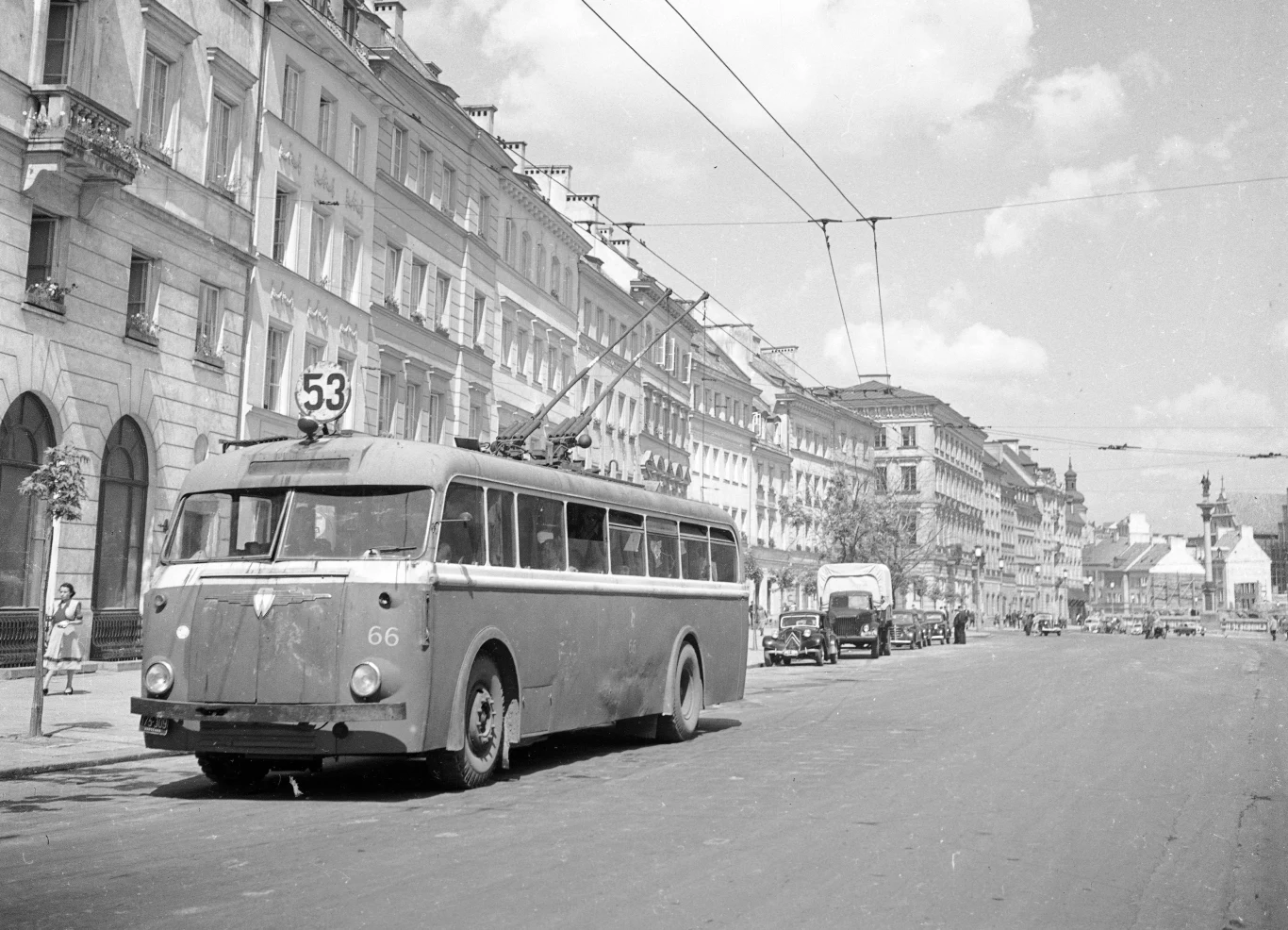 Trolejbus linii "53" na Krakowskim Przedmieściu. Połowa lat 50. XX wieku Trolejbus linii "53" na Krakowskim Przedmieściu. Połowa lat 50. XX wieku