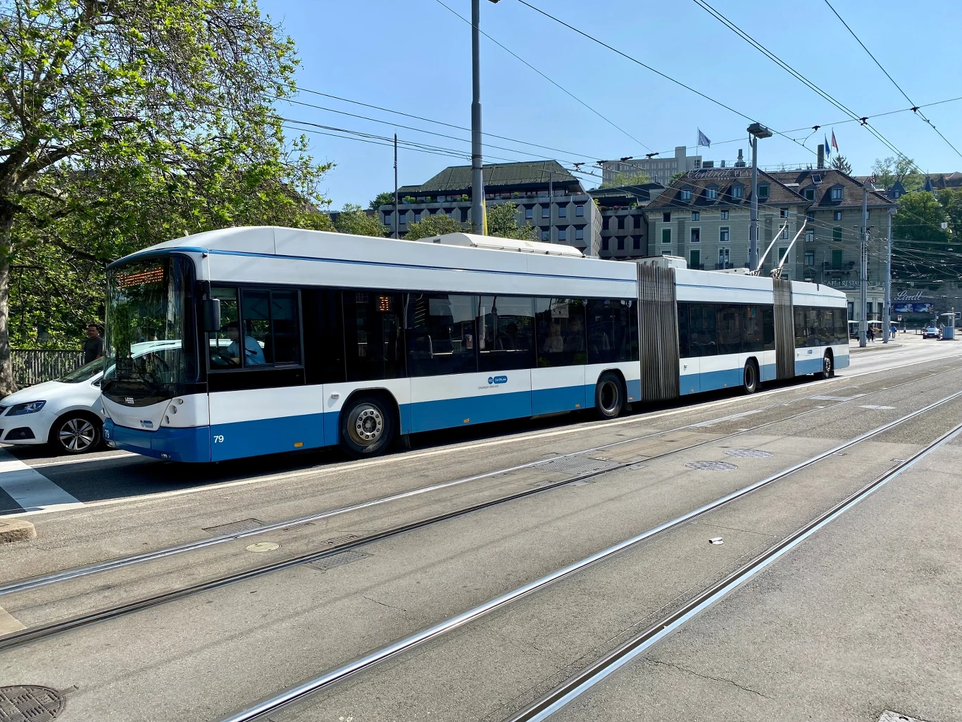 Trolejbus w Belgradzie, stolicy Serbii, z podwójnym przegubem Trolejbus w Belgradzie, stolicy Serbii, z podwójnym przegubem