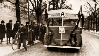 1946 rok – powojenne otwarcie linii trolejbusowej w Warszawie na trasie Plac Unii Lubelskiej – Trębacka