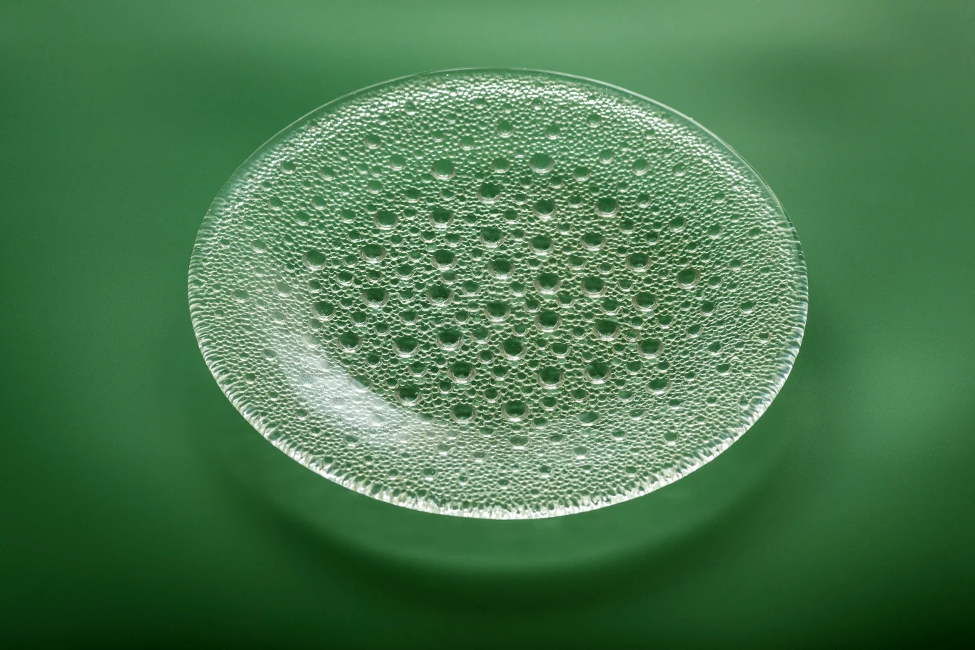 Talerz z serii "Asteroid" autorstwa Jana Sylwestra Drosta.