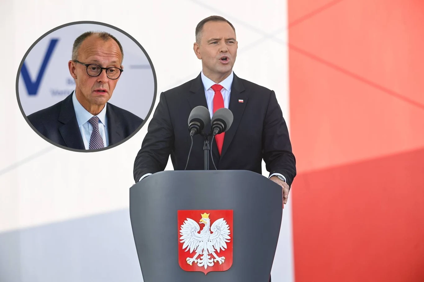 Karol Nawrocki o stosunkach z Niemcami. Padło nazwisko kanclerza Mężczyzna w garniturze przemawia przy mównicy ozdobionej polskim godłem na tle biało-czerwonej dekoracji, w lewym górnym rogu okrągła ramka z innym mężczyzną w okularach i marynarce.