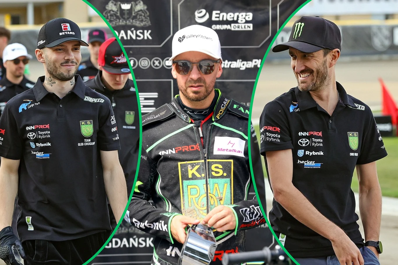 ROW Rybnik Trzech mężczyzn ubranych w sportowe stroje drużyny żużlowej ROW Rybnik, dwaj z nich mają na sobie czarne koszulki polo z logotypami sponsorów, a jeden znajduje się w środku w kombinezonie zawodnika żużlowego i czapce z daszkiem; widoczne tło to stadion...