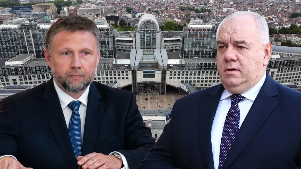Marcin Kierwiński i Jacek Sasin reagują na zamieszanie wokół KPO Dwaj mężczyźni w garniturach na tle nowoczesnego, dużego budynku z przeszklonymi elewacjami i szerokimi schodami prowadzącymi do wejścia, w tle panoramy miasta.