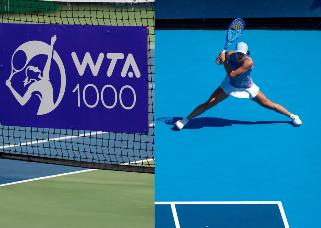 Zawodniczka tenisowa w niebieskim stroju wykonuje dynamiczny ruch podczas meczu na kortach twardych, obok widoczne logo WTA 1000 na tablicy przymocowanej do siatki.