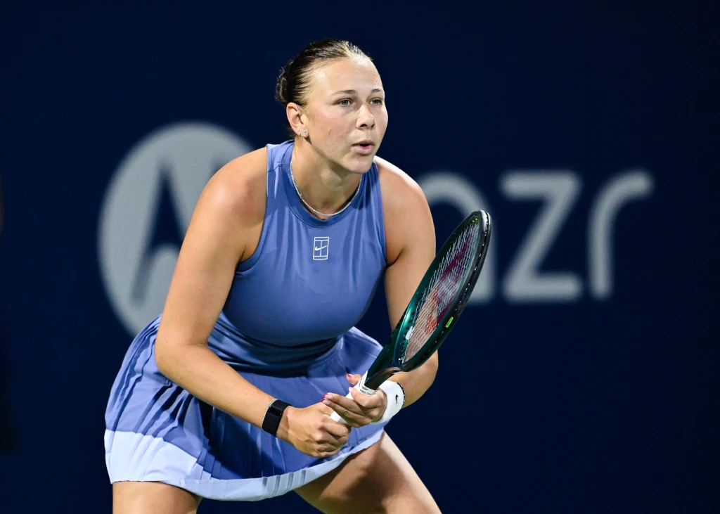 Amanda Anisimova Zawodniczka tenisa w fioletowej sukience sportowej skupiona w trakcie meczu na korcie tenisowym, z rakietą w dłoniach i gotowością do odbioru piłki