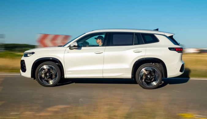 Volkswagen Tayron jest o ponad 25 cm dłuższy od Tiguana - różnice w wyglądzie obu modeli najmocniej widać z boku