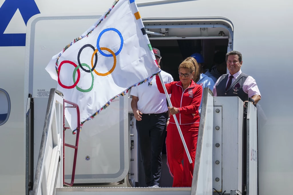 Burmistrz Los Angeles Karen Bass z flagą olimpijską. Miasto zorganizuje igrzyska w 2028 r. Burmistrz Los Angeles Karen Bass z flagą olimpijską. Miasto zorganizuje igrzyska w 2028 r.