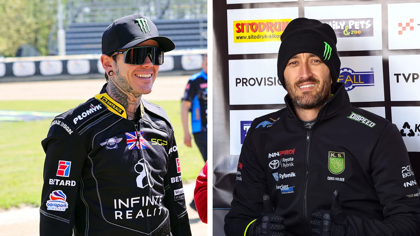 Dwóch mężczyzn ubranych w sportowe stroje motocrossowe z licznymi logotypami sponsorów, obaj noszą czarne nakrycia głowy, okulary oraz sportowe kurtki, tło stanowią trybuny stadionu i ścianka z logotypami.