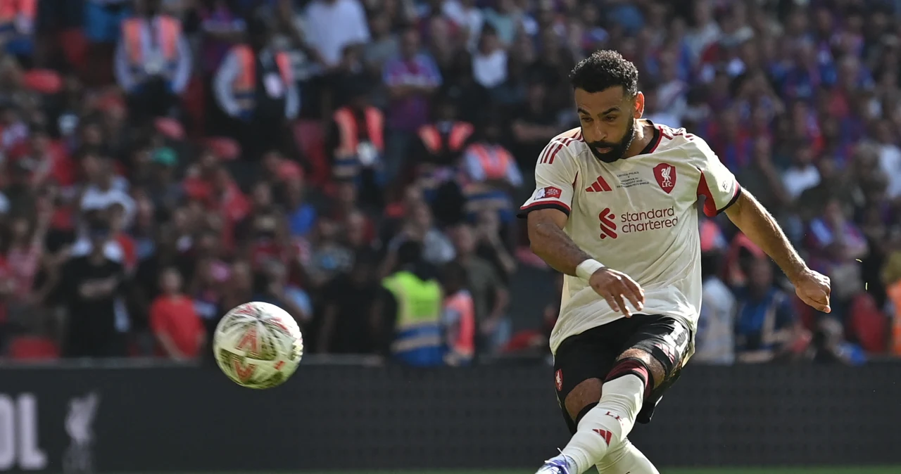 Sensacyjny zdobywca trofeum. Decydowały rzuty karne, koszmar Salaha - Sport w INTERIA.PL