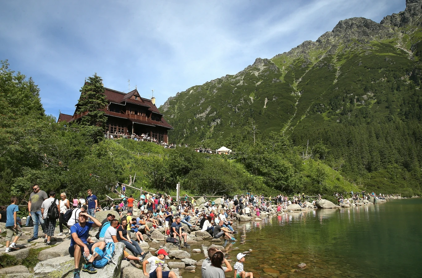Morskie Oko to uwielbiane miejsce w Tatrach, które w wakacje przeżywa prawdziwe oblężenie. 