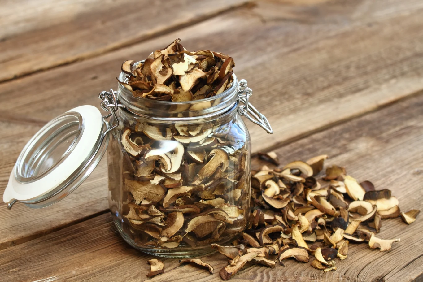 Suszone grzyby najlepiej przechowywać w szczelnie zakręcanym słoiku