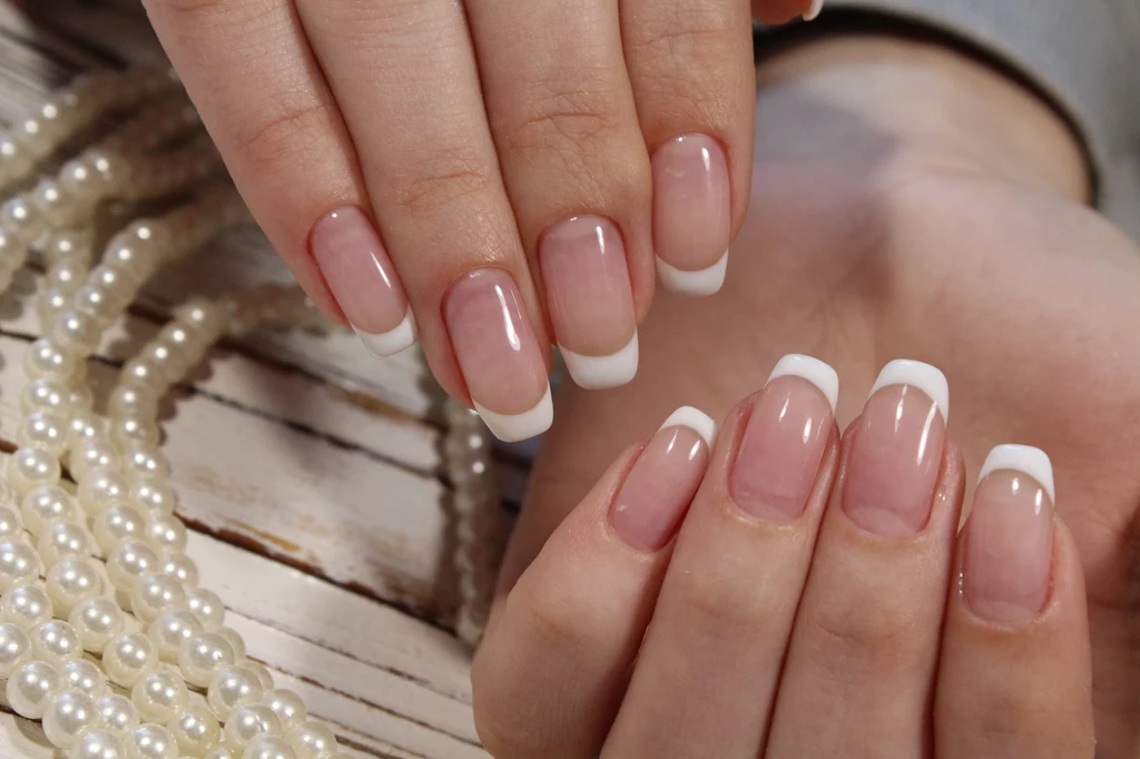 Tipsy też mogą wyglądać naturalnie i delikatnie - modny french jest bardzo elegancki