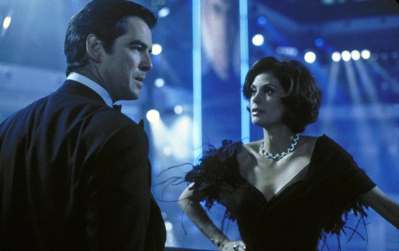 Teri Hatcher i Pierce Brosnan na planie filmu "Jutro nie umiera nigdy"