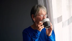 Polacy spędzają z kawą setki godzin rocznie. Zobacz, kto najwięcej