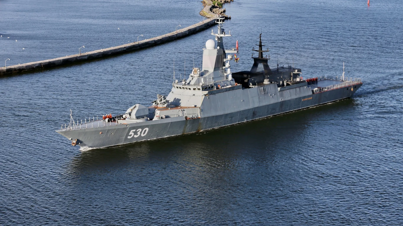 Rosjanie zakłócają sygnał GPS na Bałtyku. Upubliczniony dokument wskazuje źródło (zdjęcie ilustracyjne) Duży okręt wojenny o numerze bocznym 530 płynie po spokojnej wodzie w pobliżu falochronu, na pokładzie widoczne są liczne urządzenia militarne.