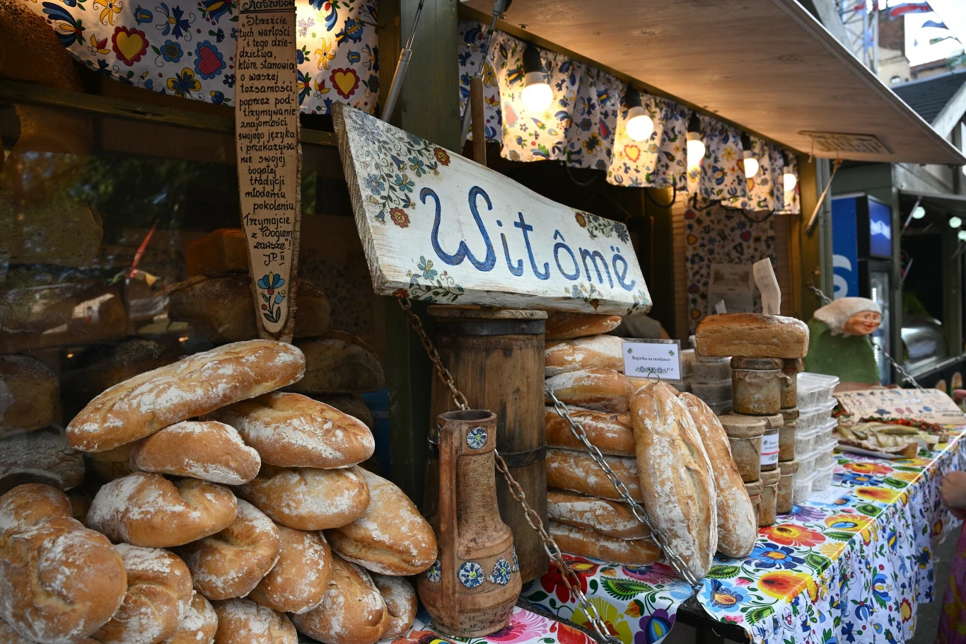 Spacerując między stoiskami, można poczuć zapach świeżo wypiekanego chleba, posłuchać muzyki na żywo i obejrzeć występy artystów ulicznych.