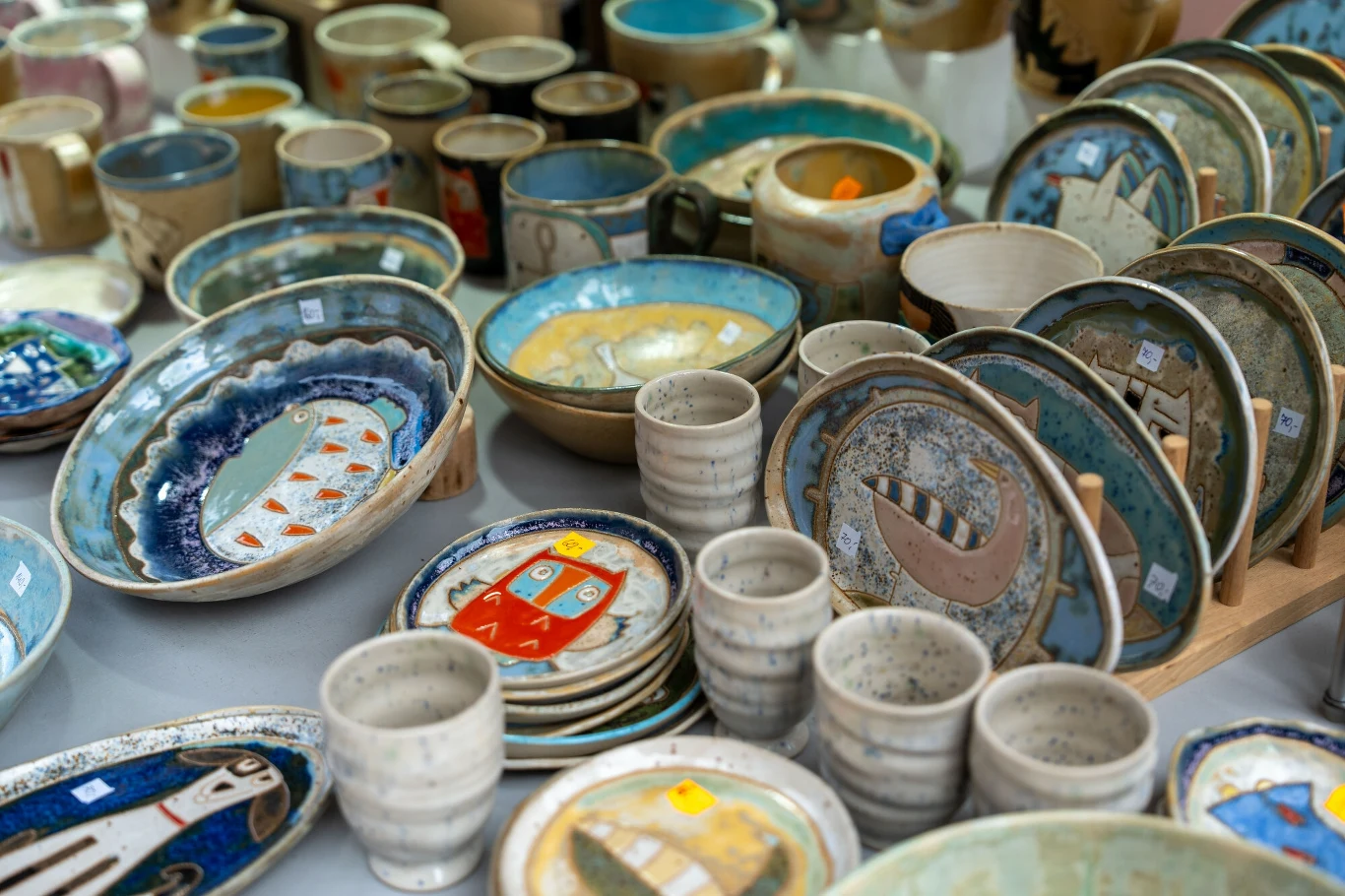 W strefach tematycznych można znaleźć zarówno tradycyjne wyroby bursztynnicze i ceramikę, jak i nowoczesne gadżety czy oryginalne pamiątki.