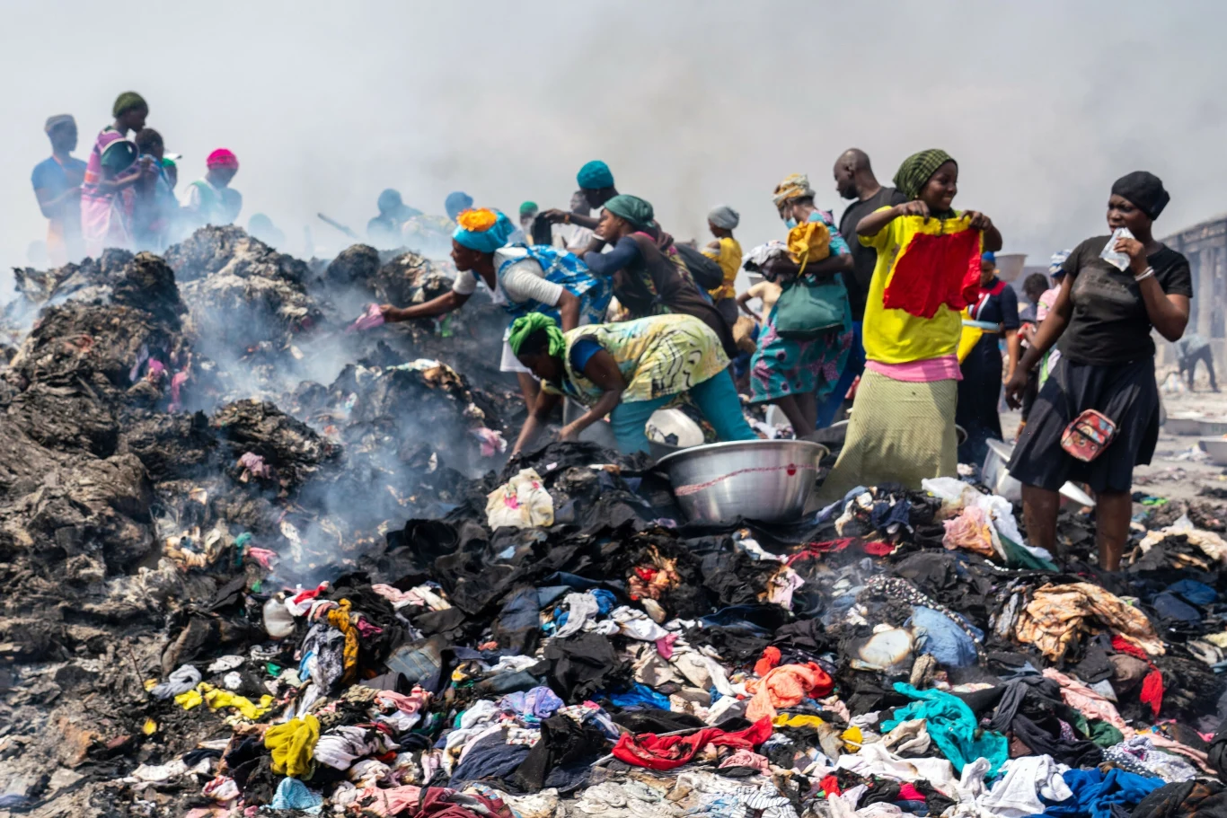 Ghana, Kenia, Maroko, czy Pakistan. W tych krajach znajdują się gigantyczne składowiska odpadów tekstylnych Grupa ludzi przeszukuje stos ubrudzonej i płonącej odzieży oraz śmieci, unoszą się kłęby dymu, a postaci w kolorowych ubraniach przeszukują hałdę w poszukiwaniu użytecznych przedmiotów.