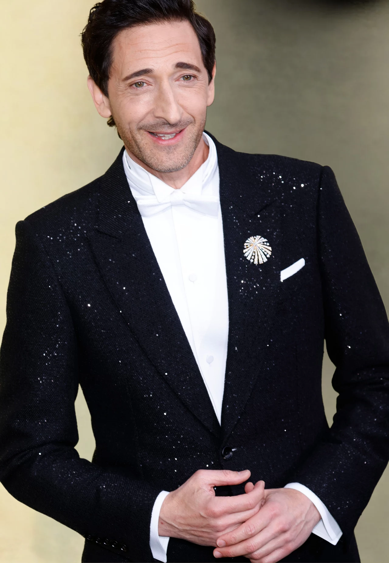 Adrien brody postawił na garnitur z modną broszką