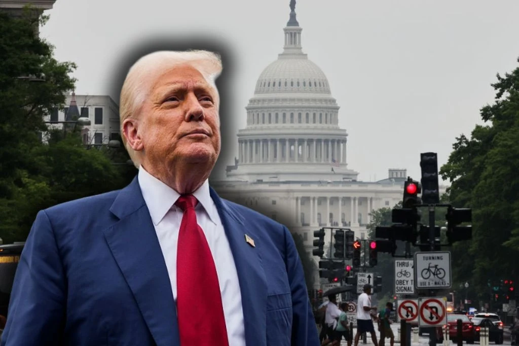 Donald Trump wysyła do Waszyngtonu Gwardię Narodową Mężczyzna w garniturze i czerwonym krawacie stoi na pierwszym planie, w tle widoczny Kapitol Stanów Zjednoczonych oraz ruch uliczny z sygnalizacją świetlną i znakami drogowymi.