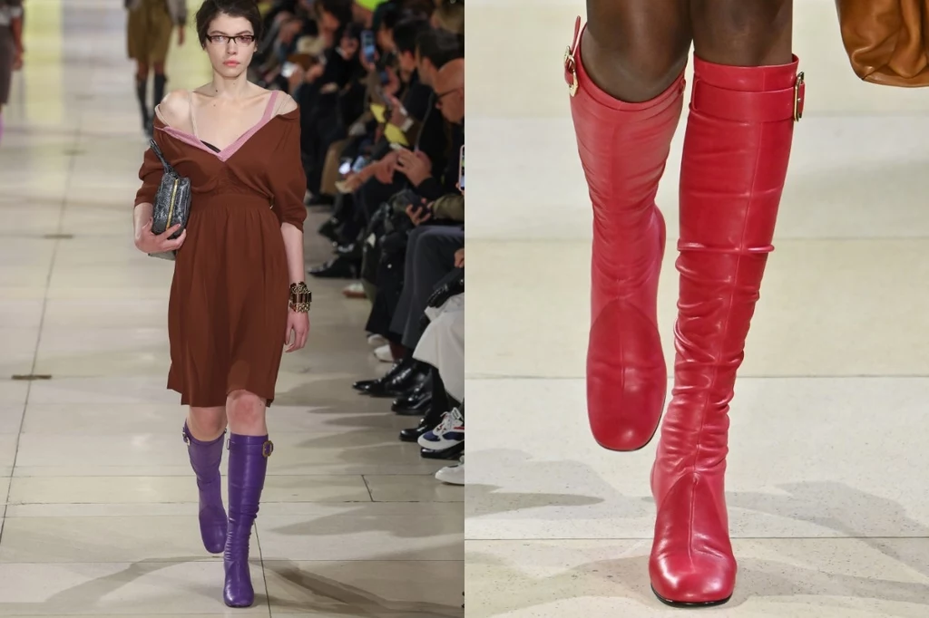 Miu Miu Paris Fashion Week 2025-2026. Fot. Victor VIRGILE, Victor Boyko Modelka prezentująca modną stylizację z bordową sukienką i fioletowymi kozakami, w dłoni trzyma kopertówkę, po prawej zbliżenie na nogi w czerwonych, wysokich butach, całość na wybiegu podczas pokazu mody.