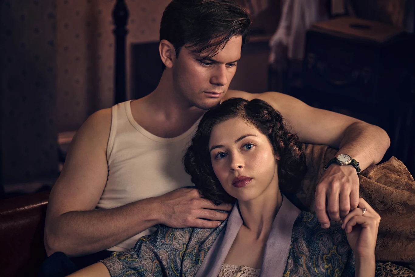 "Outlander: krew z krwi": Jeremy Irvine (Henry), Hermione Corfield (Julia)