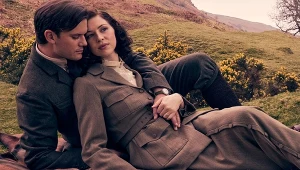 "Outlander: krew z krwi": Jeremy Irvine, Hermione Corfield