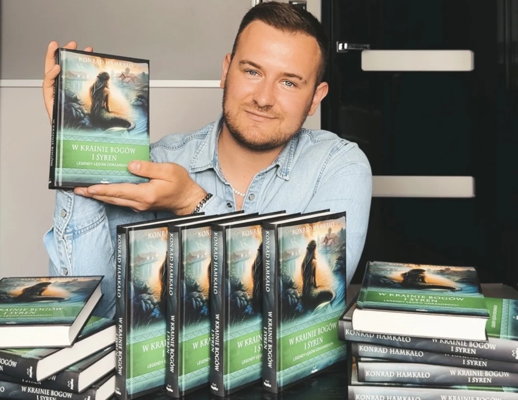 Konrad Hamkało swoją fascynację folklorem i miłość do małej ojczyzny przelał na karty książki "W krainie Bogów i Syren. Legendy Łęgów Odrzańskich" Konrad Hamkało swoją fascynację folklorem i miłość do małej ojczyzny przelał na karty książki "W krainie Bogów i Syren. Legendy Łęgów Odrzańskich"