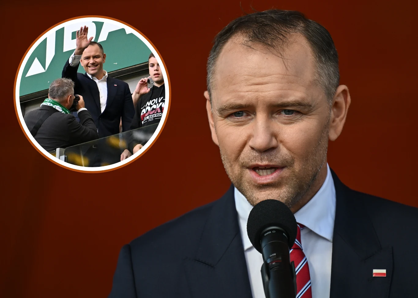 Karol Nawrocki pojawił się w poniedziałek na stadionie Lechii Gdańsk Mężczyzna w garniturze i krawacie stoi przed mikrofonem, w tle widoczne zbliżenie innej sytuacji, gdzie ten sam mężczyzna macha do tłumu.